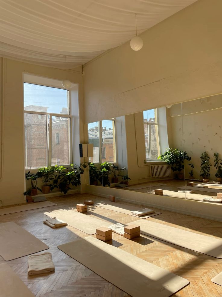 Studio yoga lumineux avec grandes fenêtres