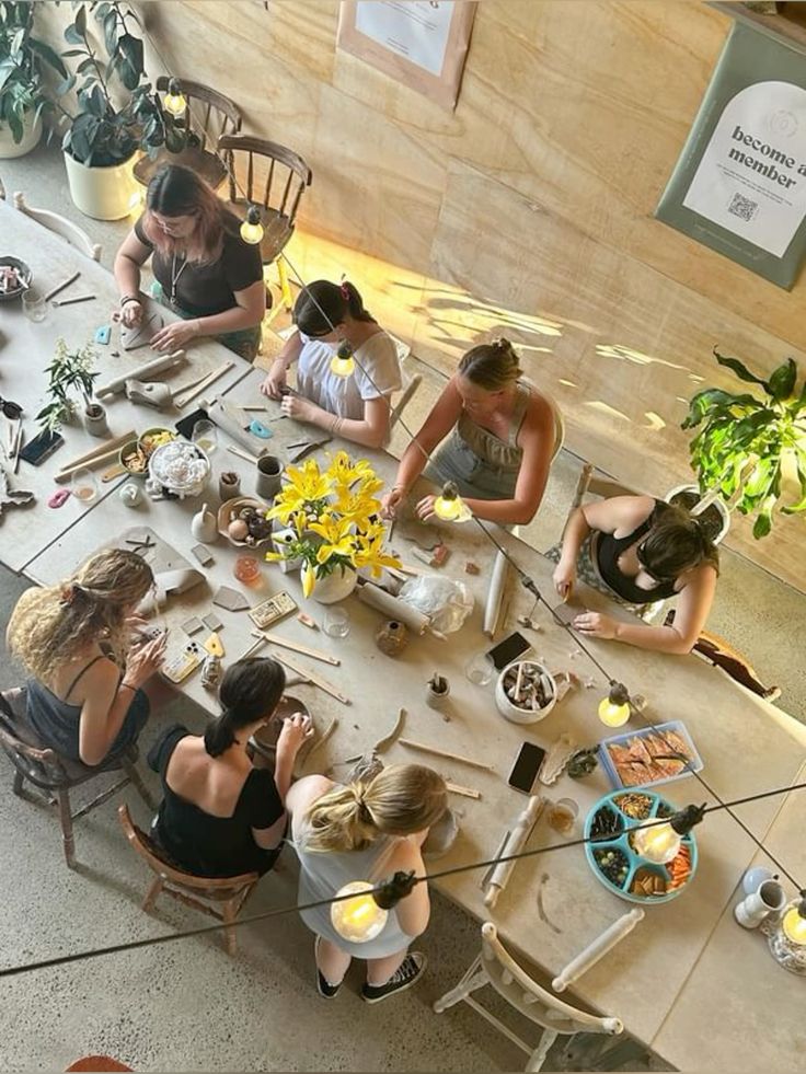 Vue plongeante d'un atelier créatif